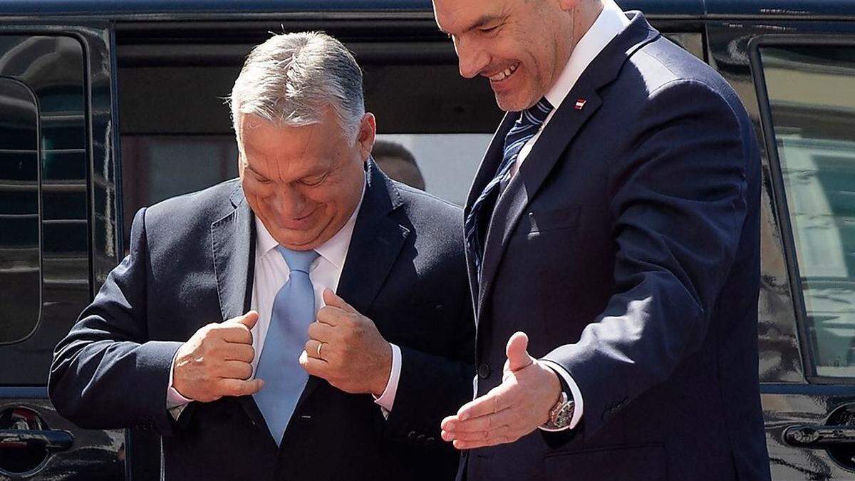 Kanzler Nehammer mit Ungarns Präsident Orbán (l.)