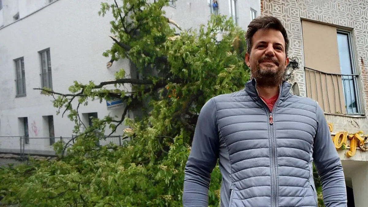 Franz Adlgasser vor seinem Wohnungsfenster (rechts), durch das am Abend zuvor Teile eines Baumes gekracht waren