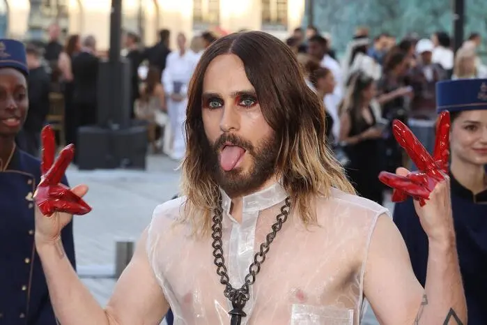 Jared Leto stahl mit einem durchsichtigen Mantel und roten Fingern allen anderen prominenten Gästen die Show.