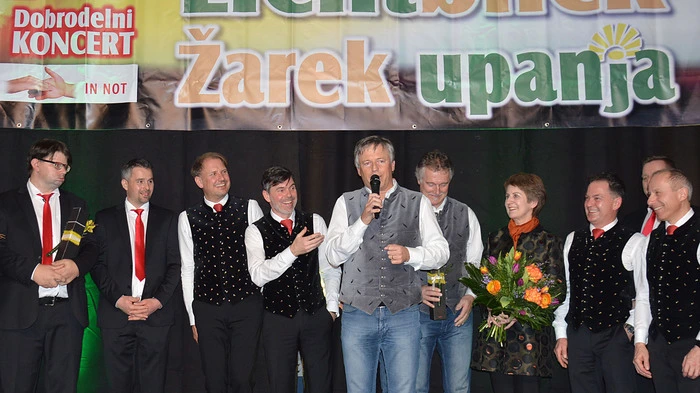 Blumen für Antonia Gössinger überreicht vom Veranstalter Vladimir Smrtnik.