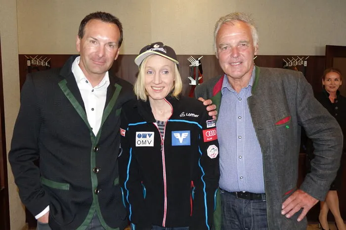 Harald Rodlauer, langjähriger Damentrainer und Wegbegleiter von Iraschko-Stolz, gratulierte mit Hans Hörzer vom Steirischen Skiverband (r.)