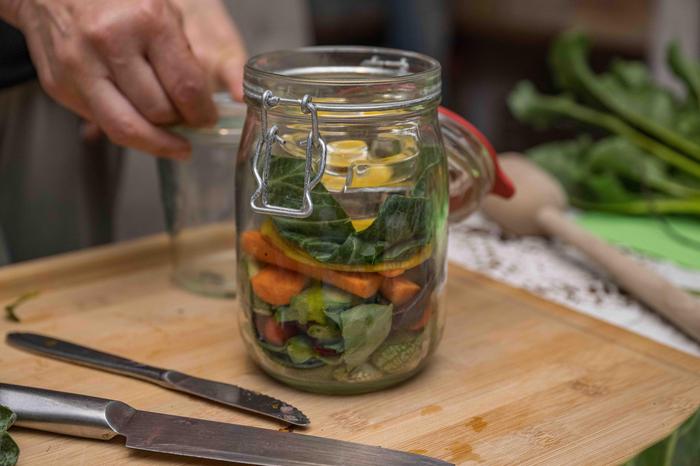 Vor dem Verschließen wird das Gemüse oder Obst mit sogenannten Fermentationsgewichten beschwert.