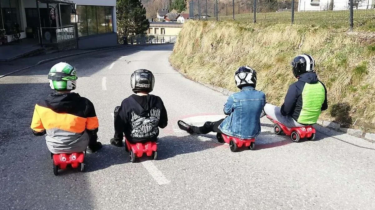 Rasant bergab geht es beim Bobby Car und Seifenkistenrennen in Radenthein. 