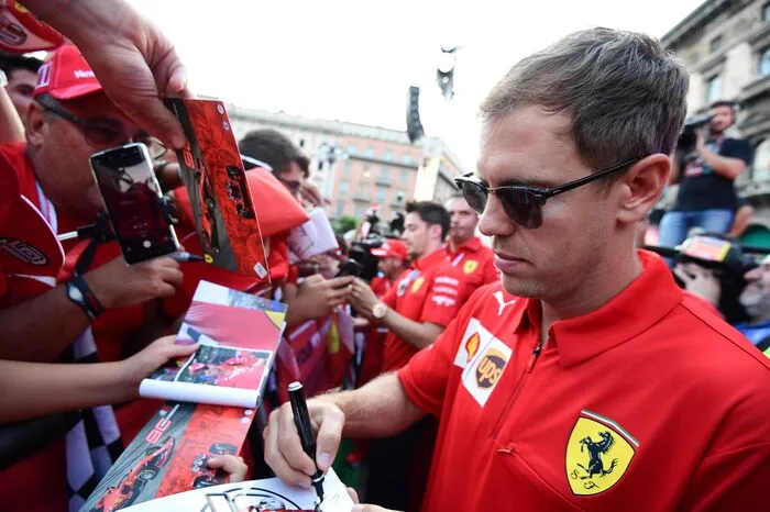 Auch Ferrari-Pilot Sebastian Vettel war vor Ort und ließ es sich nicht nehmen, die Fans mit Autogrammen zu versorgen.