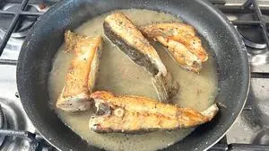 Mehrere Fischfilets  in einer Pfanne auf einem Gasherd | Boreto mit Rombo