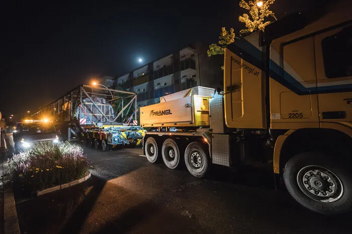 Da diesmal der Rumpf ohne Heck geliefert wurde, kamen die Transporteure schneller als bei der Iljuschin im Grazer Stadtgebiet voran.