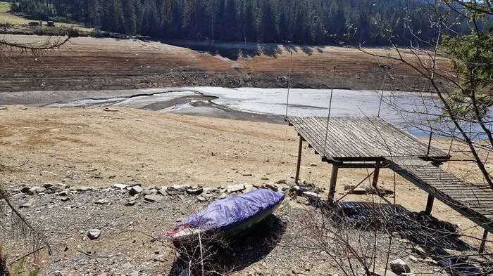 Für Revisionsarbeiten an Staumauer und Kraftwerk wurde der 5,4 Millionen Kubikmeter Wasser fassende Packer Stausee komplett entleert. Deshalb liegen derzeit Boote auf Grund und...