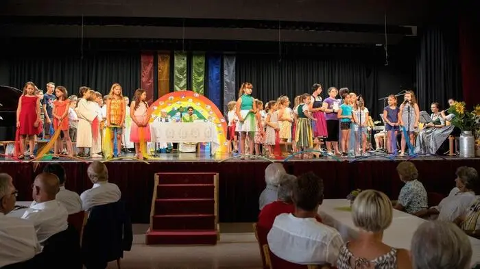 Eine Festmesse, zelebriert von Pater Joseph Mangalan und Pfarrer Peter Orthofer und gestaltet von Schülerinnen und Schülern, stand am Beginn des Festaktes zu 400 Jahre Schule in Kaindorf  