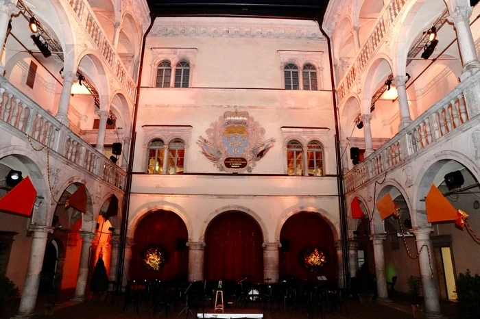 Das Schloss Porcia in zarte Farben getaucht, bildet den Rahmen für den Pulcinellaball