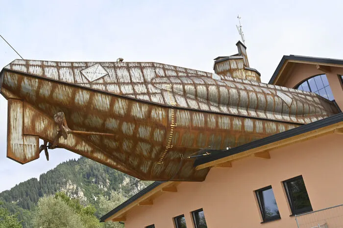 Das legendäre U-Boot 64 bohrt sich in das Sanitärgebäude, ein Eyecatcher der Sonderklasse.