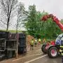 Ein Lkw kippte am Dienstagvormittag auf der B 72 um