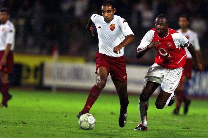 Der Brasilianer Emerson (weißes Trikot) spielte nicht nur für die AS Roma, sondern auch für Juventus Turin, Real Madrid und den AC Milan. Auch sein Gegenspieler Patrick Vieira (rotes Trikot) kann auf eine erfolgreiche Laufbahn zurückblicken, mit Frankreich wurde er Welt- und Europameister.