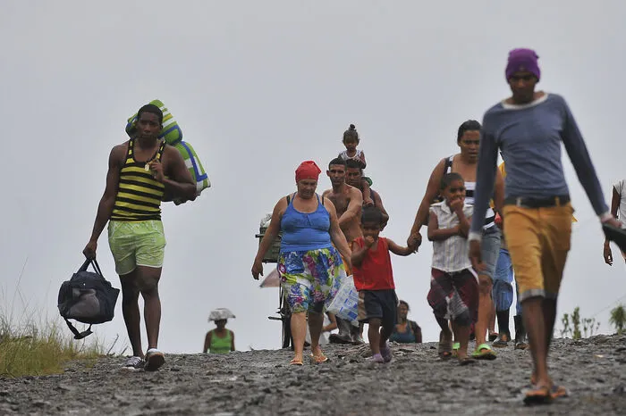 Matthew" ist der stärkste Sturm in der Region seit einem Jahrzehnt. Zwischenzeitlich erreichte der Sturm die höchste Kategorie fünf, mit der Kategorie vier wütete er in Haiti und im Osten Kubas, bevor er sich am Mittwoch auf Stufe drei abschwächte.