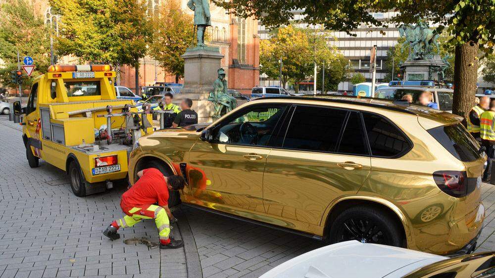 Goldener BMW in Düsseldorf wurde abgeschleppt