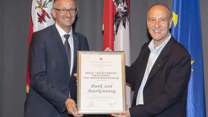 Landesrat Anton Mattle mit Dieter Mayr-Hassler vom Spiele- und Buchhotel Tschitscher aus Nikolsdorf