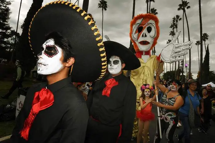 Heuer wurde die Zeremonie erstmals auch von Mexikanern in Hollywood abgehalten, am Friedhof "Forever Hollywood". Er liegt am Santa Monica Boulevard und grenzt an die Paramount Studios. Auf dem Friedhof liegen einige der bekanntesten Hollywoodgrößen begraben.