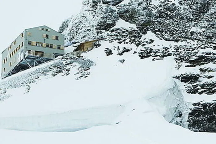 Die höchste Hütte der Alpen: Mitten im Unesco-Weltnaturerbe Jungfrau-Aletsch befindet sich auf 3657 Metern die Mönchsjochhütte, die höchste, bewirtschaftete Hütte der Alpen. Von der Hütte aus haben Besucher einen tollen Ausblick auf die Gletscher und Gipfel der Berner und Walliser Alpen. Das bekannte Jungfraujoch ist circa 45 Minuten Fußweg von der Hütte entfernt, dort befindet sich zudem der höchste Bahnhof Europas.