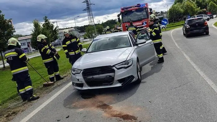Um 15.24 Uhr am Dienstagnachmittag wurde die Stadtfeuerwehr Weiz zu einem Auffahrunfall mit zwei Pkw auf die B 64 in Weiz, Höhe Kaplanweg gerufen.