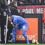 Dimitri Payet ging nach dem Wasserflaschenwurf zu Boden.