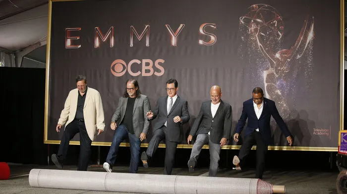 Viele glauben, dass der Emmy diesmal so überraschend wie nie werden könnte. Fix feststeht der Moderator des Abends: Late-Night-Moderator Stephen Colbert (Mitte).