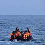 Migranten auf einem Schlauchboot im Meer | Statt 