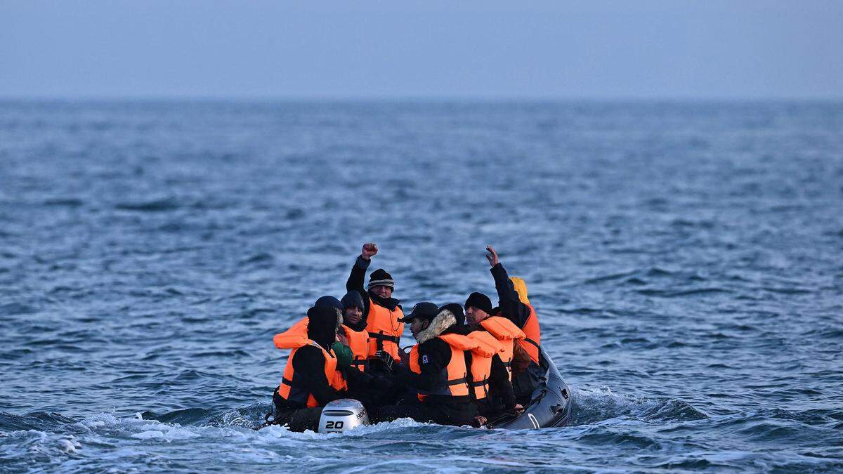Migranten auf einem Schlauchboot im Meer | Statt 