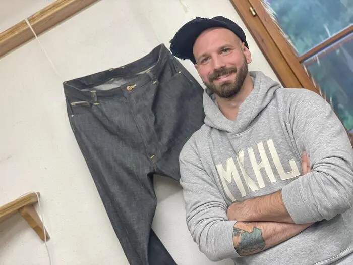Den Jeansstoff bezieht er aus einer kleinen Manufaktur in Italien
