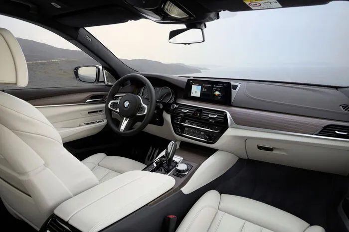 Die Schokoladenseite des 6er Gran Tourismo ist der Innenraum. Das BMW-typisch fahrerorientierte Cockpit wird von einer erhöhten Sitzposition aus bedient. Der Fond bietet drei vollwertige Sitzplätze mit maximaler Beinfreiheit und erweitertem Kopfraum.