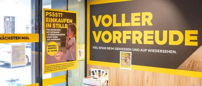 Hinweisschild für die Stille Stunde