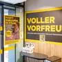 Stiller Hinweis am Eingang als Hinweis an die Kunden 