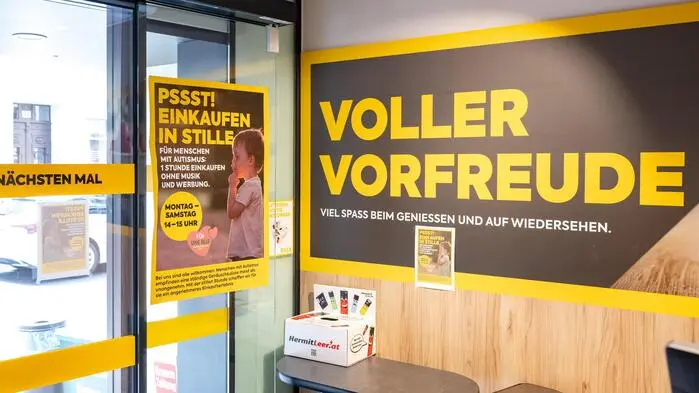 Hinweisschild für die Stille Stunde