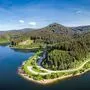 Der Stausee ist mehr als 80 Hektar groß und ein beliebtes Ausflugsziel von Einheimischen und Touristen