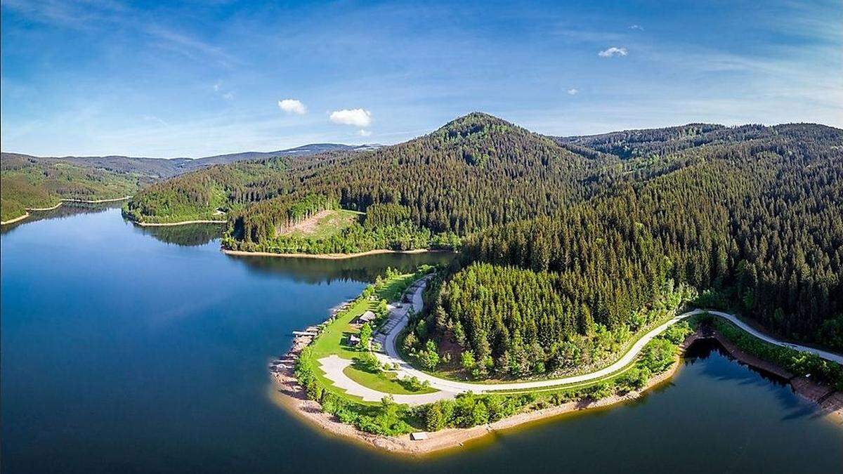 Der Stausee ist mehr als 80 Hektar groß und ein beliebtes Ausflugsziel von Einheimischen und Touristen