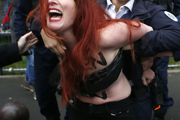 Femen-Aktivistinnen hatten schon mehrfach Veranstaltungen Le Pens mit Oben-ohne-Protesten gestört. Beim ersten Wahlgang vor zwei Wochen protestierten sie mit Masken von Le Pen, US-Präsident Donald Trump und dem russischen Staatschef Wladimir Putin in der Nähe von Le Pens Wahllokal.
