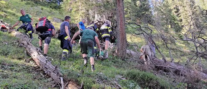 Zwölf Feuerwehrleute begaben sich zur Rettung der Kalbin ins unwegsame Gelände