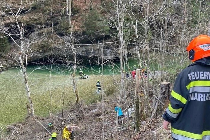Doch die Zeit war knapp: Bevor sie eintrafen, startete die Bergrettung ihren Versuch, die Frau aus dem Wasser zu holen
