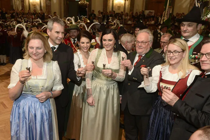 Von links nach rechts: Außenministerin Karin Kneissl (FPÖ), Finanzminister Hartwig Löger (ÖVP), Staatssekretärin Karoline Edtstadler (ÖVP), Landwirtschaftsministerin Elisabeth Köstinger (ÖVP), Präsident des Vereins 'Grünes Kreuz' Leo Nagy, Wirschaftsministerin Margarete Schramböck (ÖVP) und Tirols LH Günther Platter (ÖVP) 