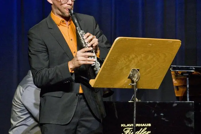 Mit technischer Präzision, musikalischer Tiefe und eindrucksvoller Bühnenpräsenz gestaltete das Trio einen Abend, der Romantik und Ausdruckskraft vereinte.
