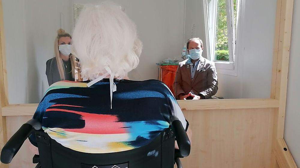 Zwei Angehörige pro Patient für 15 Minuten: So regelt die Grazer Albert-Schweitzer-Klinik die nun erlaubten Besuche - getrennt sind sie durch eine Plexiglaswand 