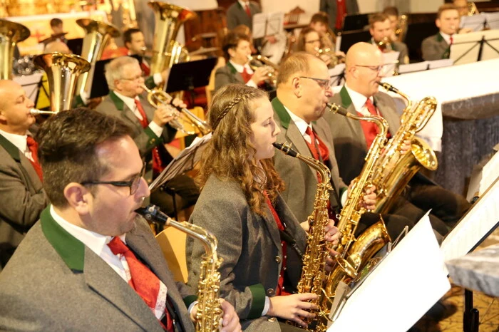 An die 400 Besucher waren am Samstagabend in das örtliche Gotteshaus gekommen, um beim Chor- und Orchesterkonzert der Stadtkapelle Friesach (Obmann Martin Schiava) dabei zu sein. 