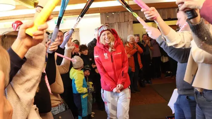 Alles, was Rang und Namen hat, hatte sich am Sonntag Richtung Simonhöhe aufgemacht, um mit der Snowboarderin Sabine Payer, die bei den Olympischen Winterspielen in Italien die Silbermedaille gewann, zu feiern. 