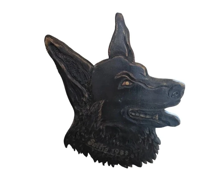 Eine Metallplastik von Heinos Schäferhund gibt es auch zu kaufen