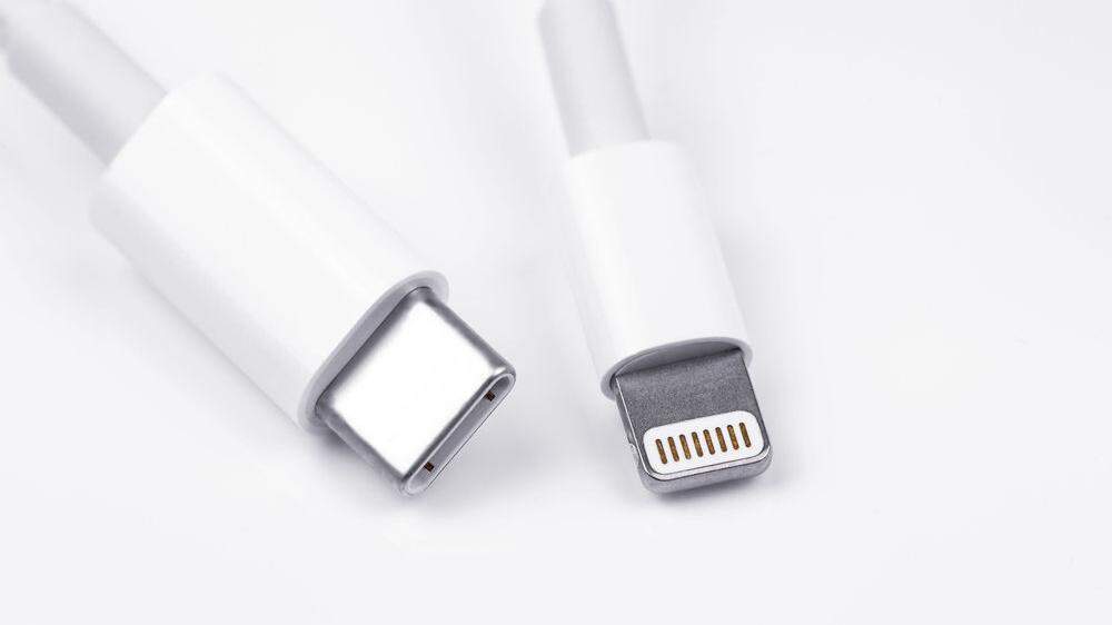 USB-C (links) und Apples Lightning-Stecker