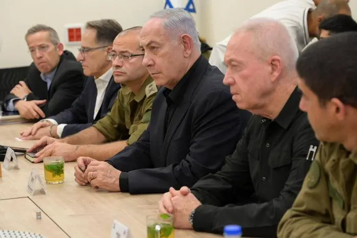 240825 -- TEL AVIV, Aug. 25, 2024 -- Israeli Prime Minister Benjamin Netanyahu C and Israeli Defense Minister Yoav Gallant 2nd R are pictured at a military base in Tel Aviv, Israel, Aug. 25, 2024. Gallant on Sunday declared a 48-hour nationwide state of emergency. Israeli Defense Ministry/Handout via Xinhua PhotoFlash Israeli defense minister declares 48-hour nationwide state of emergency IsraelxMinistryxofxDefense PUBLICATIONxNOTxINxCHN