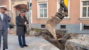 Bürgermeister Helmut Linhart reibt sich die Hände, weil er den Schlüssel des Köflacher Rathauses in der Baustelle vergraben in Sicherheit wähnt