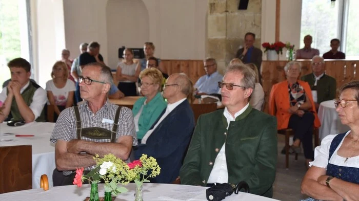 Die Rosenvielfalt in ihrer schönsten Blüte und die klangvollen Stimmen der Sängerrunde Pöllau sowie Harfenklänge vom Feinsten konnten die vielen Besucher beim „Rosenfest im Stiftsgarten“ am Sonntag erleben.