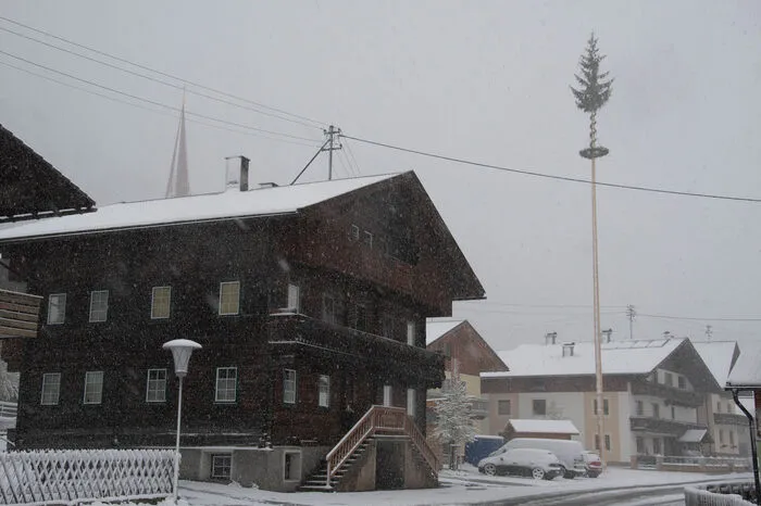 Maibaum im Schnee: So präsentiert sich am Sonntag St. Lorenzen im Lesachtal