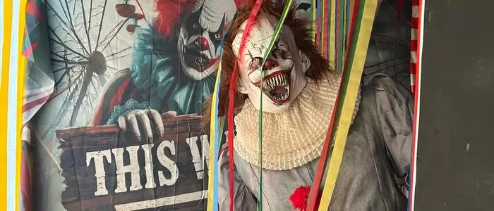 Hinter dunklen Ecken wartet das Böse: Pennywise freut sich auf die zahlreichen Besucherinnen und Besucher