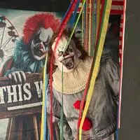 Hinter dunklen Ecken wartet das Böse: Pennywise freut sich auf die zahlreichen Besucherinnen und Besucher