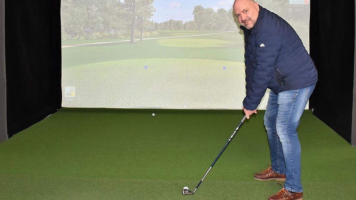 Abschlag auch wenn draußen Schnee liegt: Andreas Pressl betreibt die neue Indoor-Golfanlage 